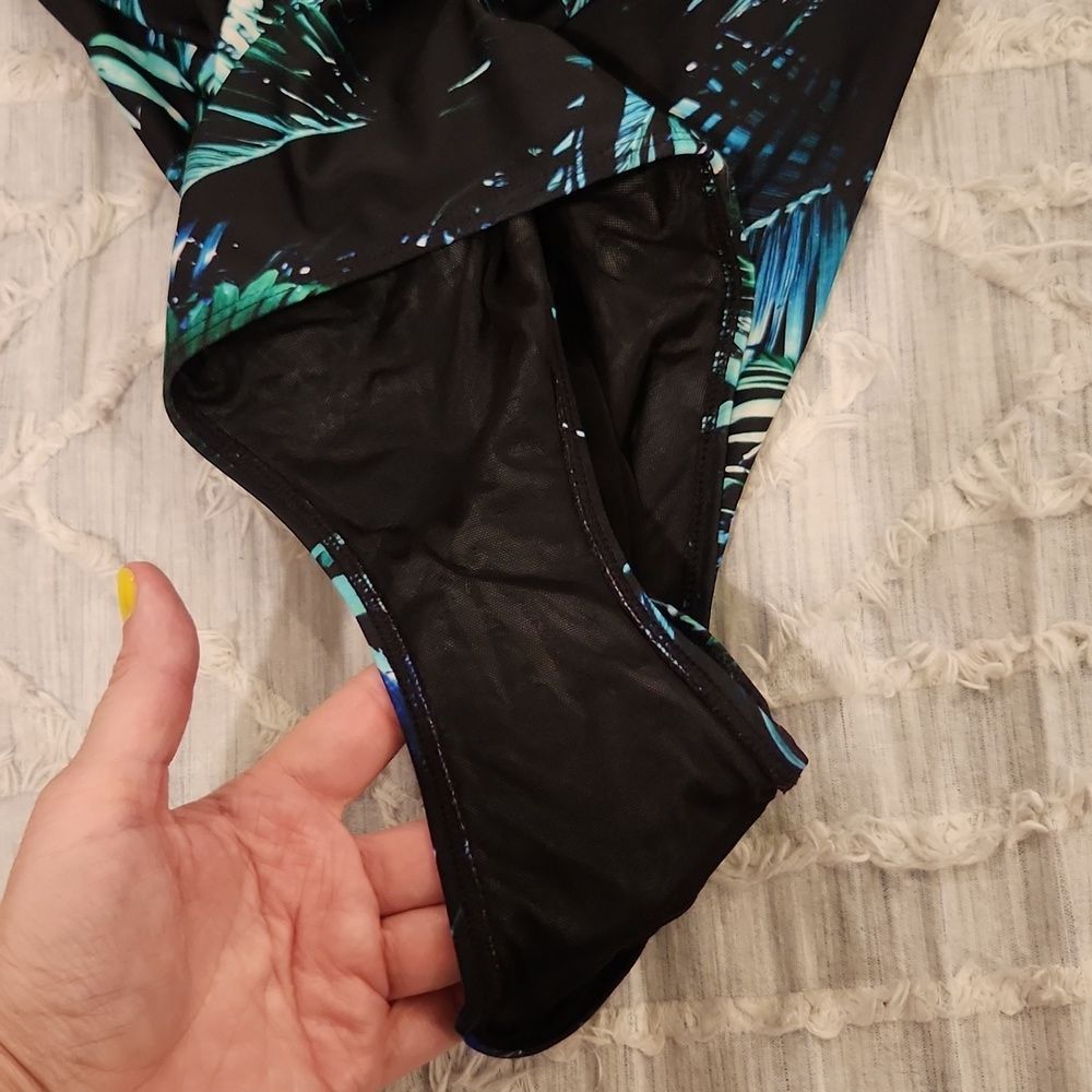 Torrid "palms forrest" Wireless Mid Strapless Swim Dress With Brief size 2! - Picture 10 of 12